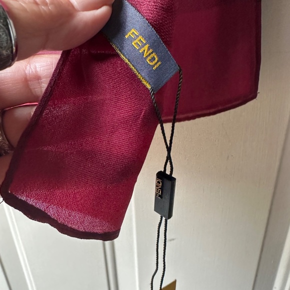 New with tag designer women's Scarf. - Picture 13 of 14